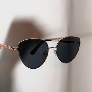 - BLACK TRENDY SUNGLASSES -